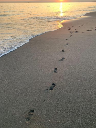grounding-footwear-barefoot-prints-on-beach