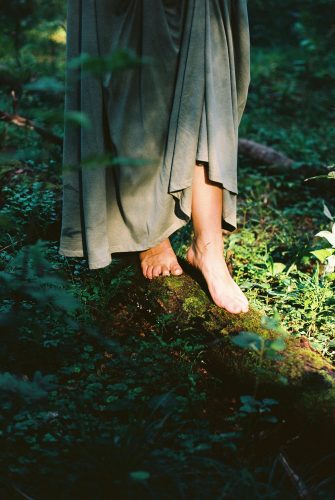 grounding-footwear-barefoot-on-grass-log